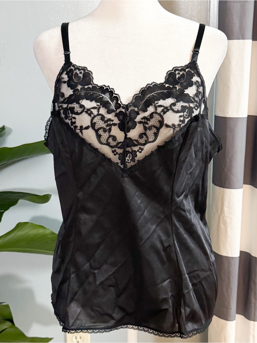 Vintage Vassarette Black Lace Camisole XL 44 Plus Size Lingerie Top - Picture 2 of 10